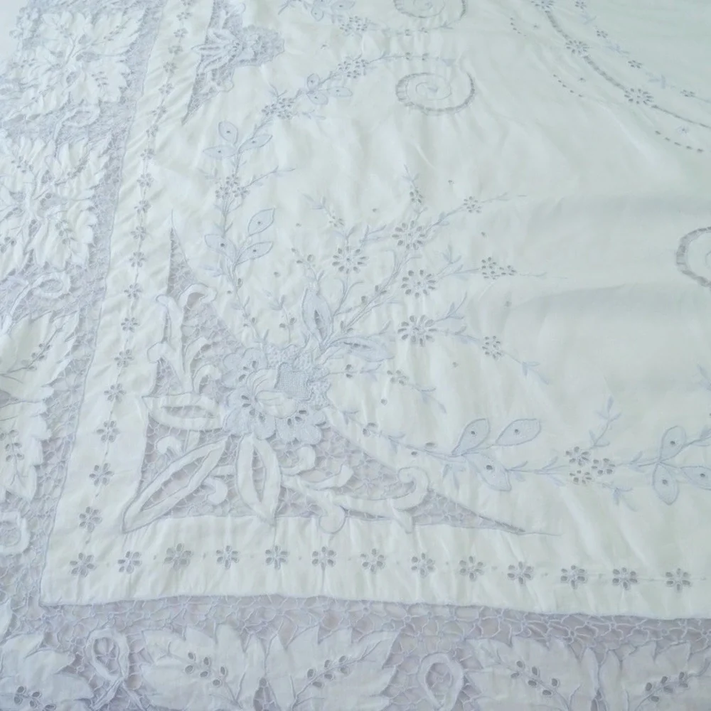 Vintage White Lace Cutwork Tablecloth Floral Madiera Embroidery Bleu White 79x64